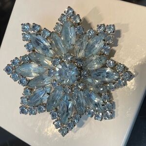 Vtg 60s Ice Blue Faceted Prong Set Rhinestone/Glass Brooch Unsigned 2.5” diam